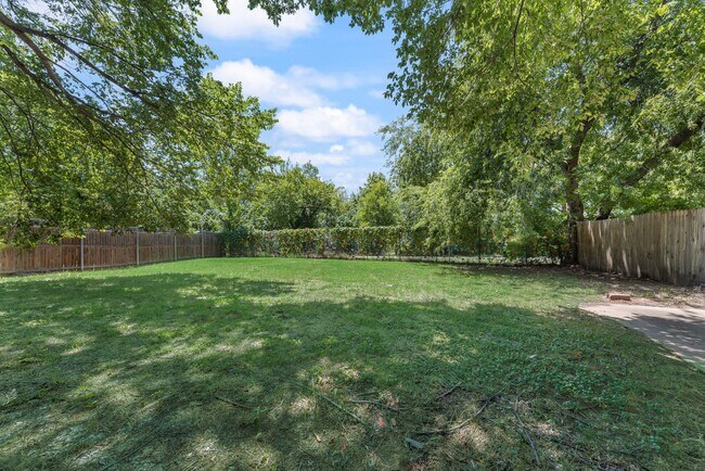 Building Photo - 208 E Denton Dr