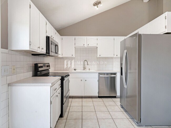 Building Photo - Millard 3 Bed / 2 Bath Split Entry