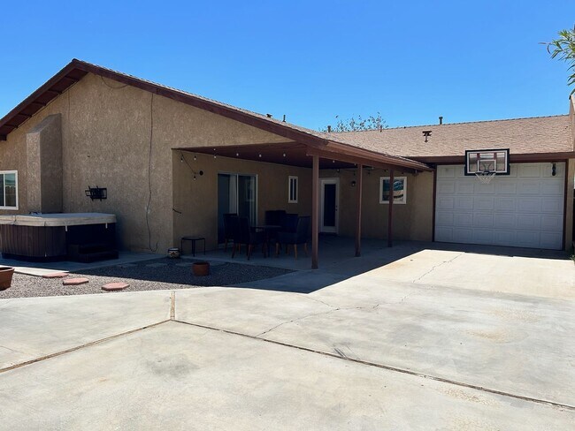 Building Photo - Please contact Vaughn Realty to set up an ...