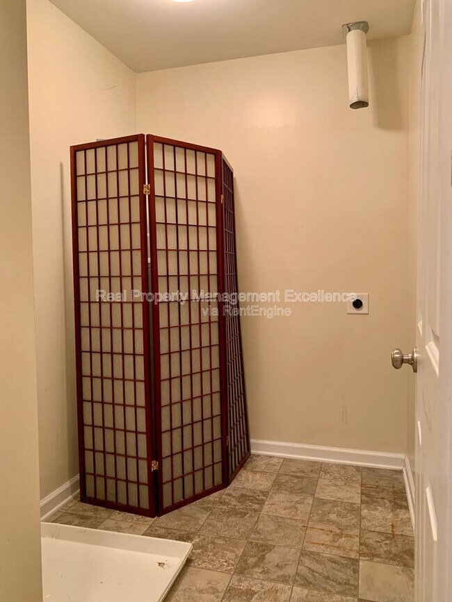 Building Photo - 300 Coalinga Lane