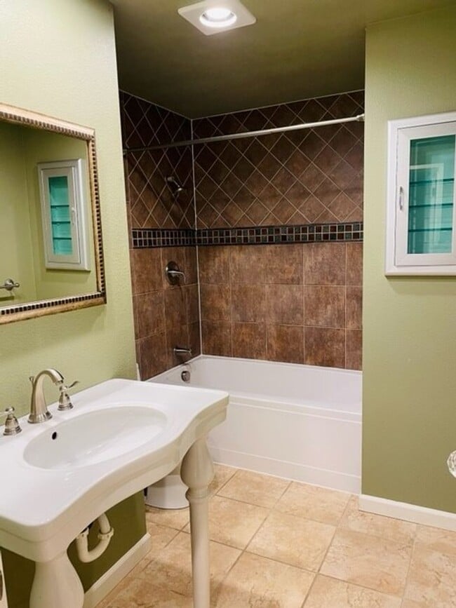 Building Photo - Great Location 2 Bedroom Condo!