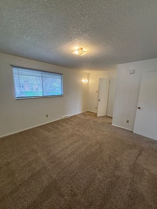 Building Photo - Updated 2 bd/3ba Townhome in Lakewood