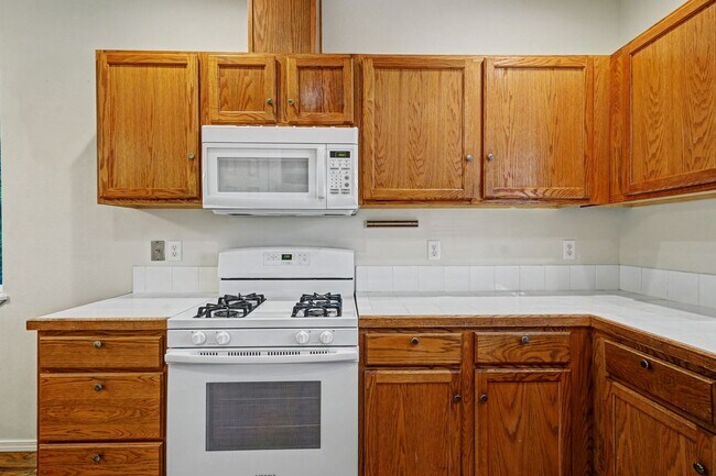 Building Photo - Two-Story 3 bed, 2.5 bath Home in East Salem with Large Bonus Room!