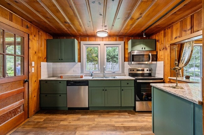 Building Photo - Charming Black Mountain Rental!