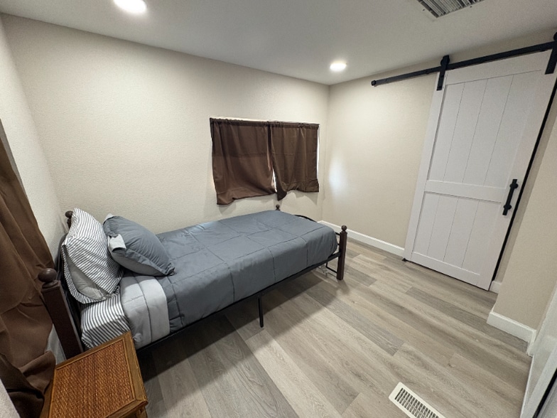 Building Photo - 6832 W Fillmore St