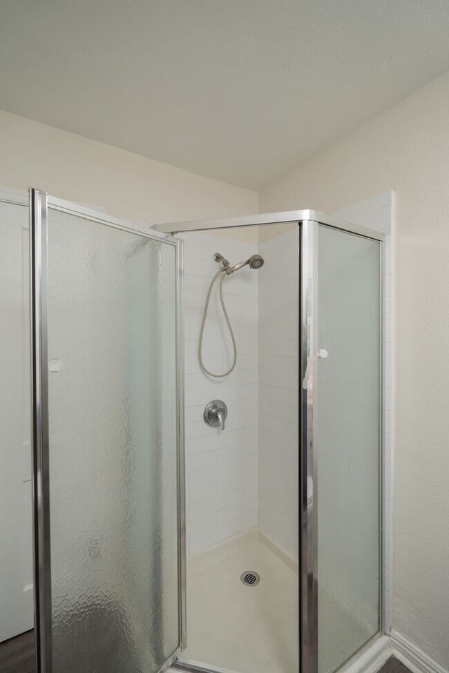 Building Photo - COMING SOON!COZY 2 BED 1 BATH UNIT!