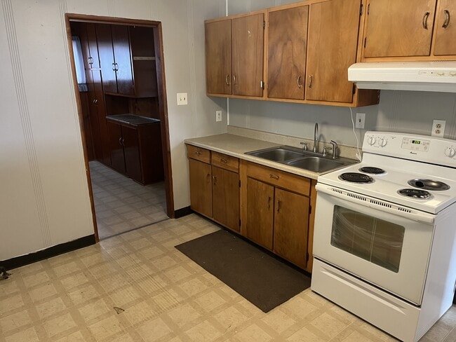 Building Photo - 2424 Van Buren Ave