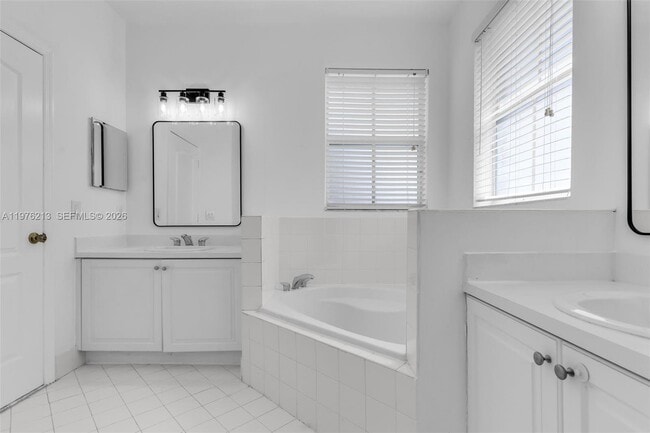 Building Photo - 925 SW 152nd Ct