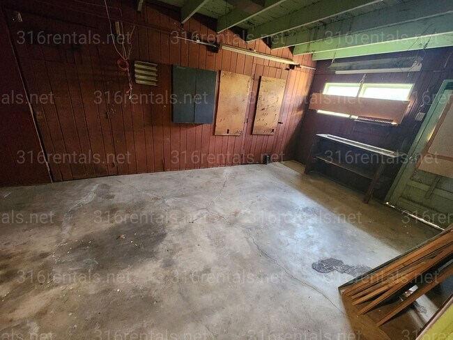 Building Photo - $1,549- 4 bedroom/ 2 bathroom Single Family Home