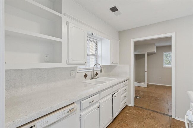 Building Photo - 645 Redstone Ave