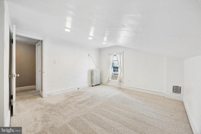 Building Photo - 437 Roxborough Ave