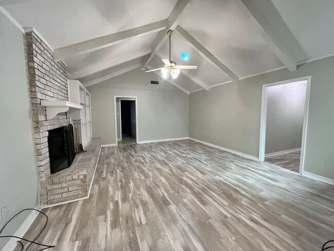Building Photo - 4 BEDROOM GREENACRES BEAUTY!