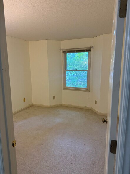 Building Photo - 5928 W Friendly Ave