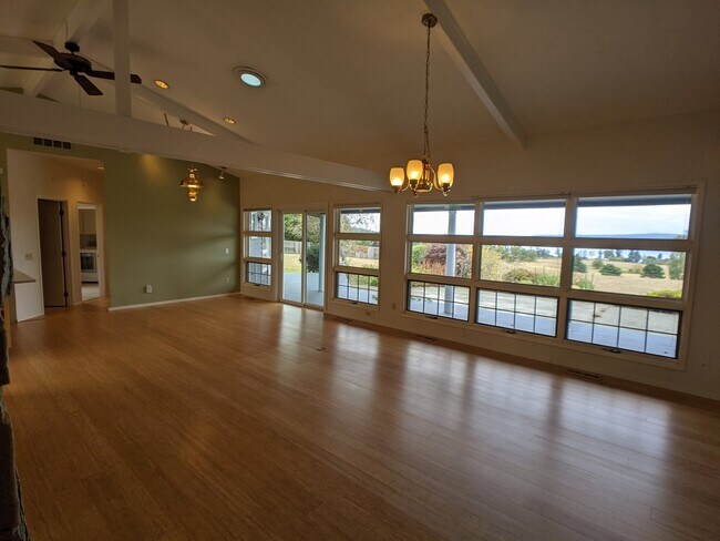 Building Photo - 3 bed 3 bath on 4.8 acres w/ beautiful wat...