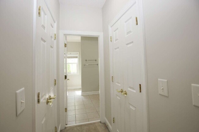 Building Photo - "Spacious 3-Bedroom Retreat with 3200 Sq Ft of Comfort in Seven Lakes!"
