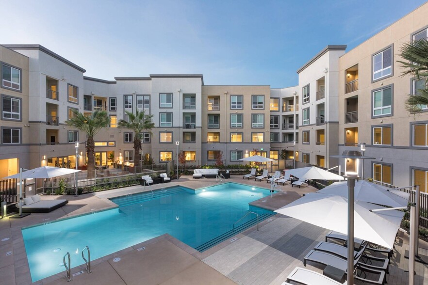 Pool and pool chairs | Apartments in Dublin, CA | Aster Apartments - Aster