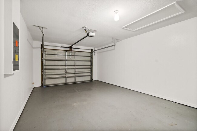 Building Photo - Spacious 3 Bedroom 2 Bath Duplex in Pine G...