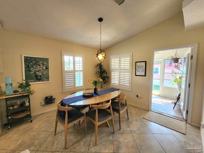 Building Photo - 876 Miramar Dr