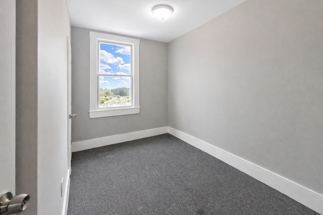 Building Photo - Modern Finishes, In-Unit Laundry & Bright Living Spaces