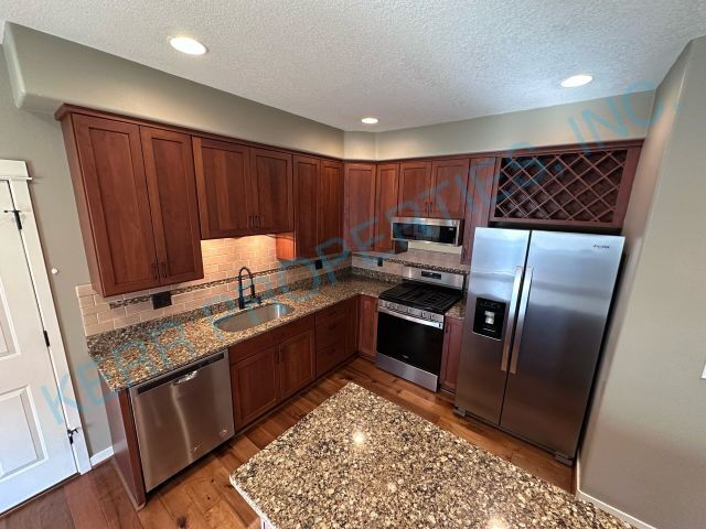 Building Photo - Charming 2-Bed Townhouse Retreat with 2.5 ...