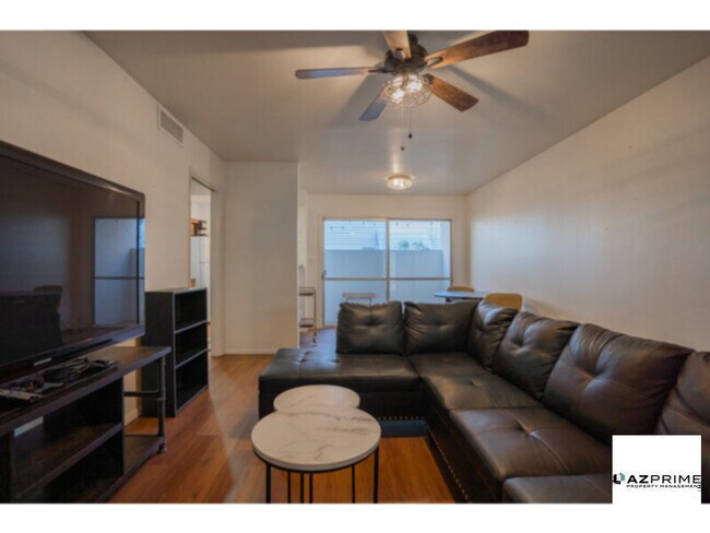 Building Photo - Discover this Lovely 1/1 Phoenix Condo!
