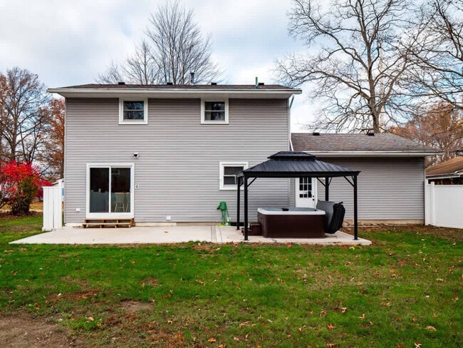 Building Photo - 4861 Pineview Dr