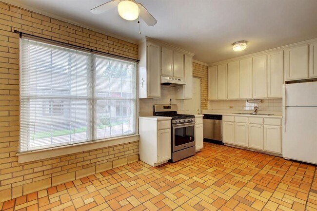 Building Photo - 1408 W 47th St