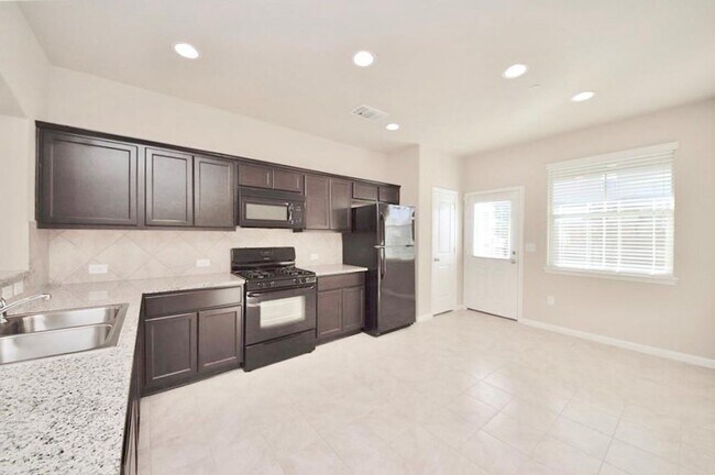 Building Photo - 2880 Donnell Dr