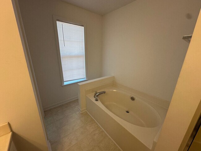 Building Photo - Beautiful 3 bedroom home on over 3/4 acres with huge garage.