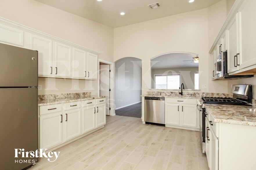 Building Photo - 6396 N 81st Dr