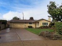 Building Photo - Remodeled 3 Bed/ 1 Bath Avaiable Now in th...