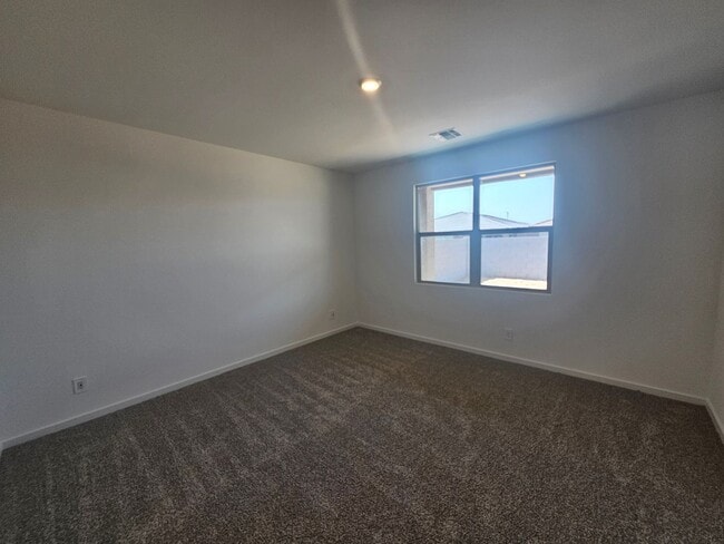 Building Photo - Beautiful new build w mountain views