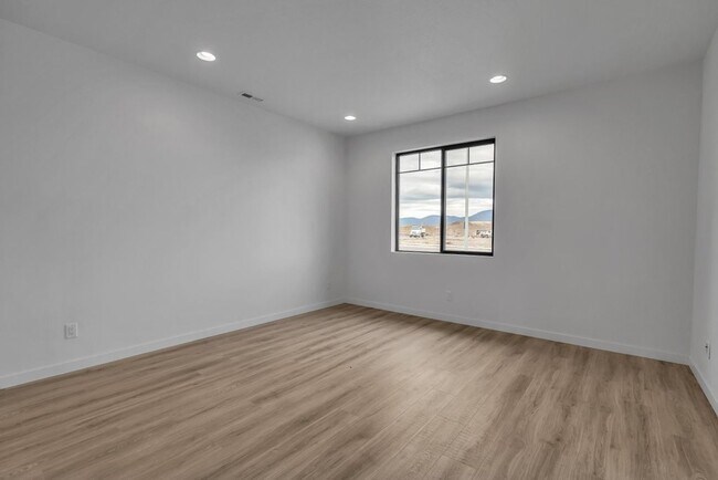 Building Photo - 5114 E Hope Ave