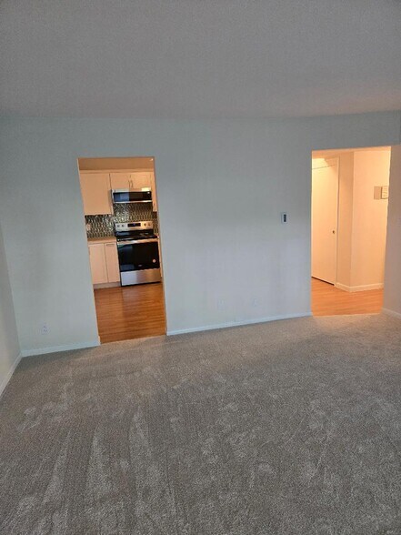 Living Rm into Kitchen, entryway - 2076 Chateau Ct