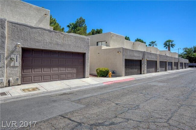 Building Photo - 2654 Aracatuba Ave