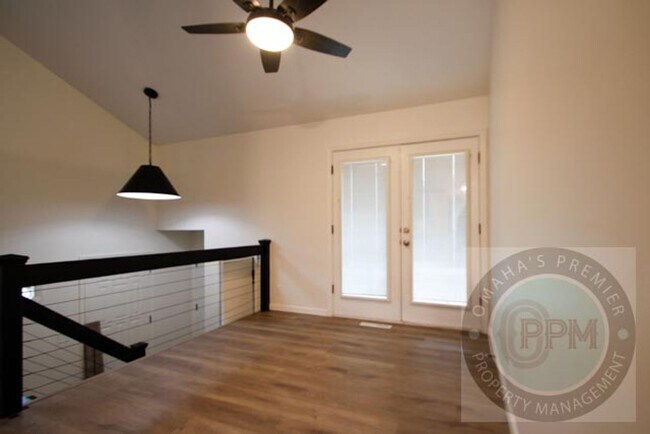 Building Photo - Spacious 4-bedroom, 3-bath home in Omaha