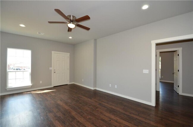 Building Photo - Townhome w/ Convenient Location Midway Between Centerton and Bentonville.