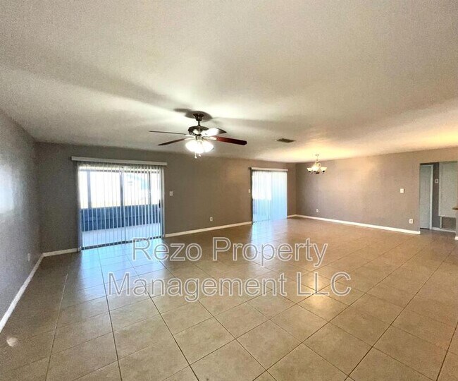 Building Photo - 5005 Lindsay Ct