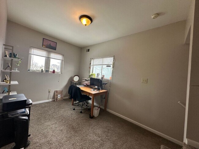 Building Photo - *** Amazing Apartment in Mt. Washington * Pet Friendly * Duplex style * Available Now * Spacious ...