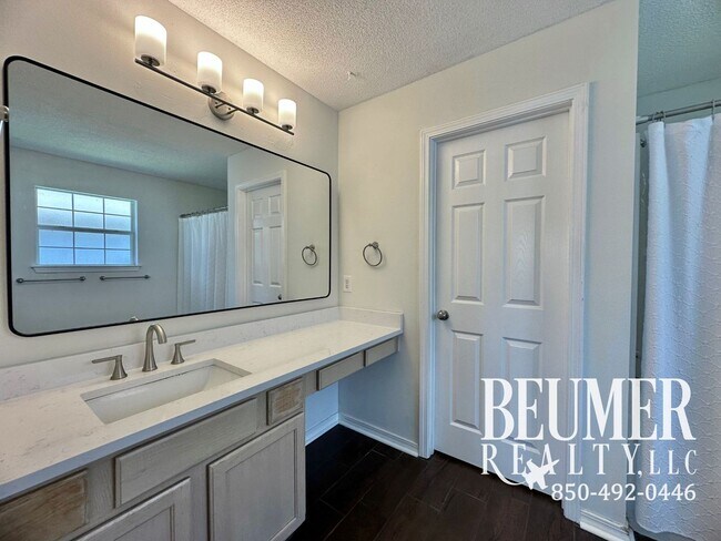 Building Photo - 3 bedroom 2 bath home with Beautiful Backyard