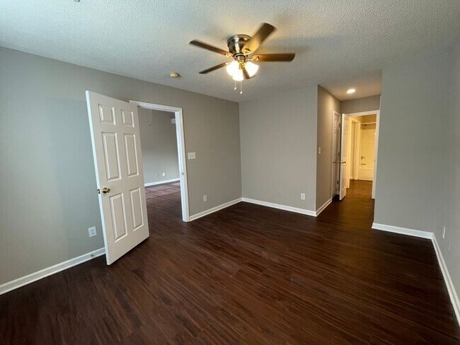 Building Photo - NW Townhome off of New Garden, Updated, Wo...
