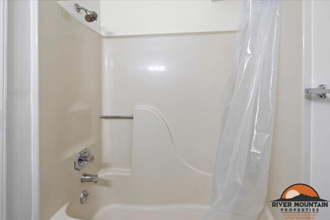 Building Photo - Large Efficiency minutes from Virginia Tech