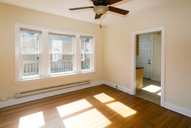 Building Photo - 4426 N Wolcott Ave