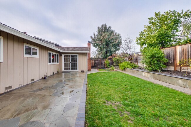 Building Photo - Warm and Inviting 3 bedroom, 2 Bath Home