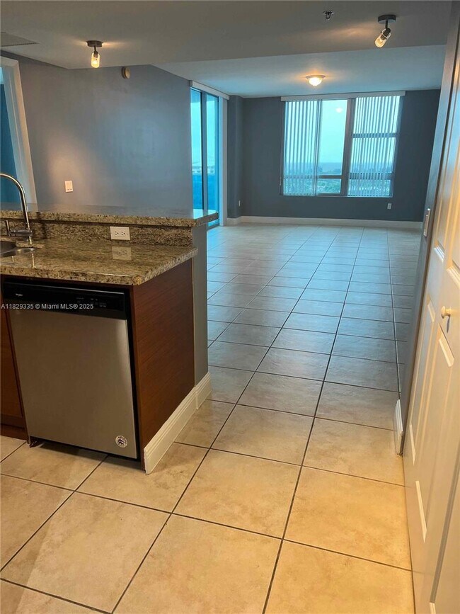 Building Photo - 2641 N Flamingo Rd