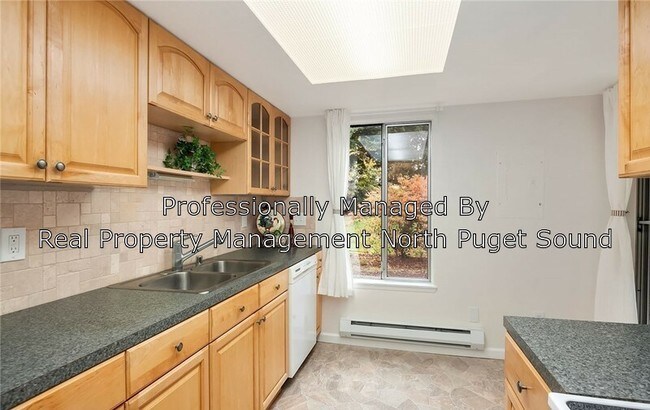 Building Photo - 4717 W Lake Sammamish Pkwy SE