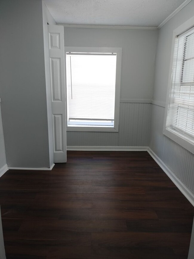 Building Photo - 3/1 Single Family Home Available now! 32204