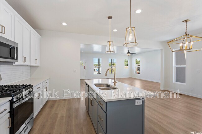 Building Photo - 991 Shoreline Dr