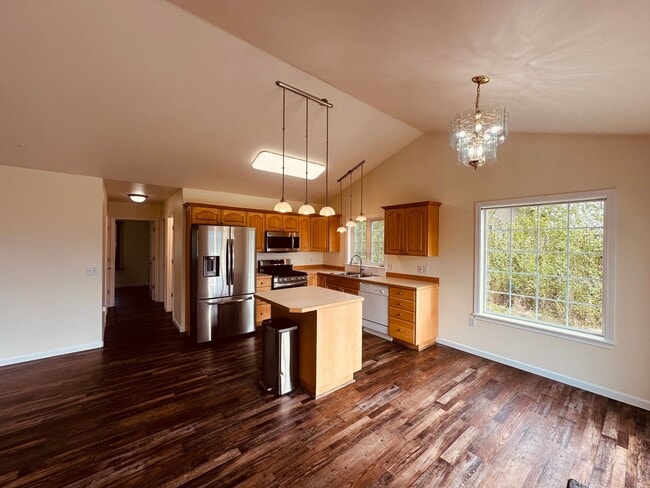 Building Photo - Beautiful mountain views! 3 bed 2 bath 2 c...