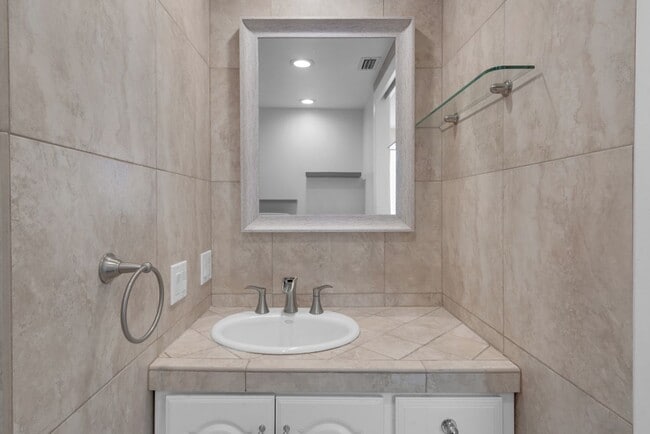 Building Photo - 479 Calle Cadiz